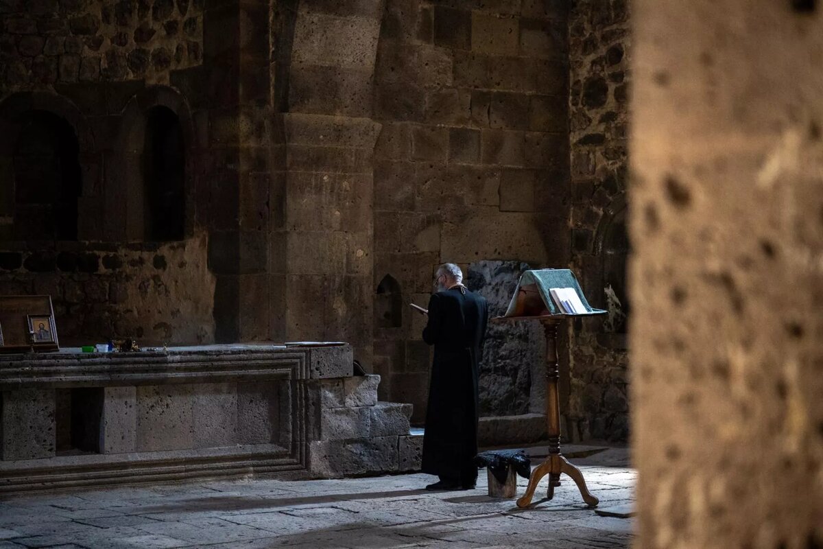 Монах Акоп в Татевской пустыни © Sputnik / Aram Nersesyan