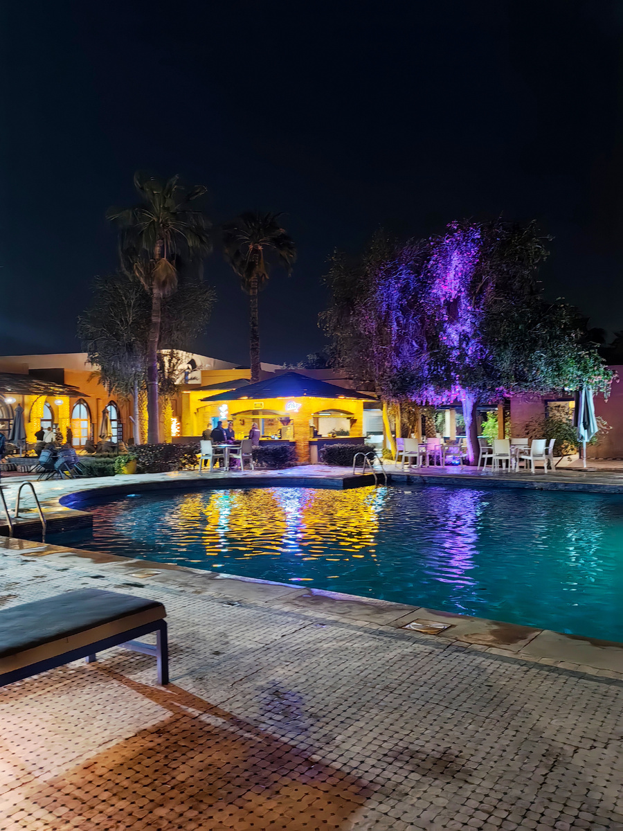 Бассейн в отеле "Карам пэлас"