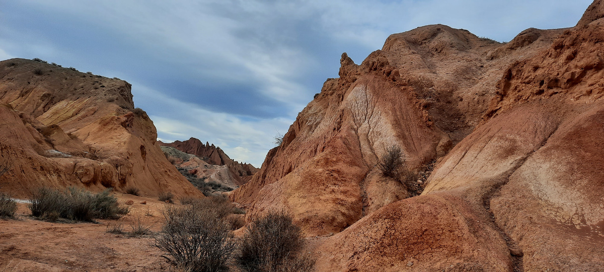 Киргизия. Каньон «Сказка» — природное место на южном берегу озера Иссык-Куль. 