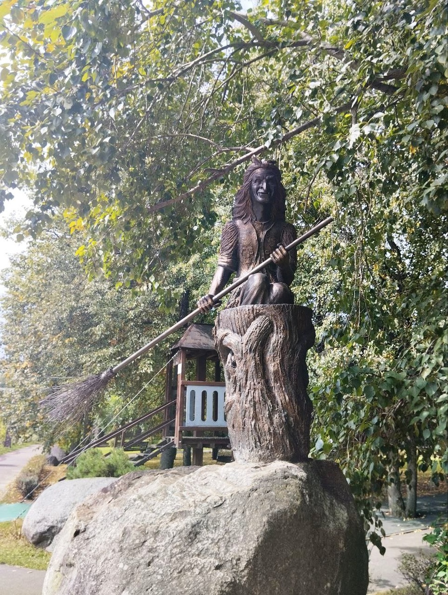 Там ступа с бабою Ягою...