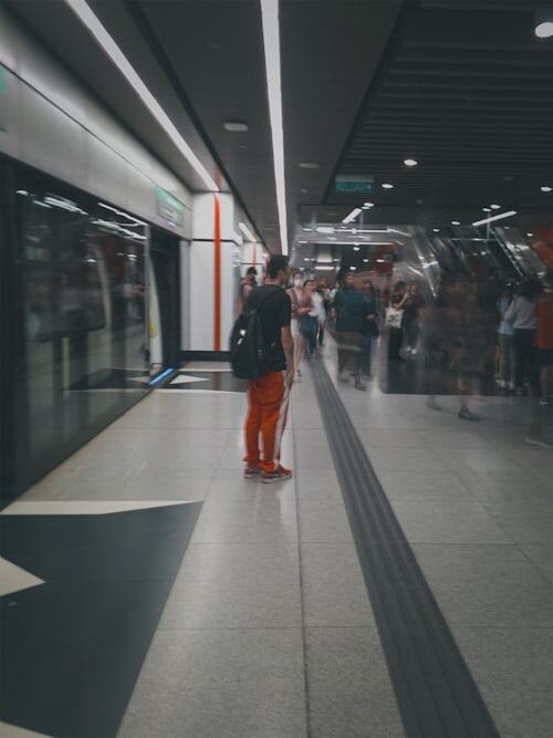 👉 «Посмотри на этого человека. Он как будто ищет ответы в толпе. Тебе это знакомо?»