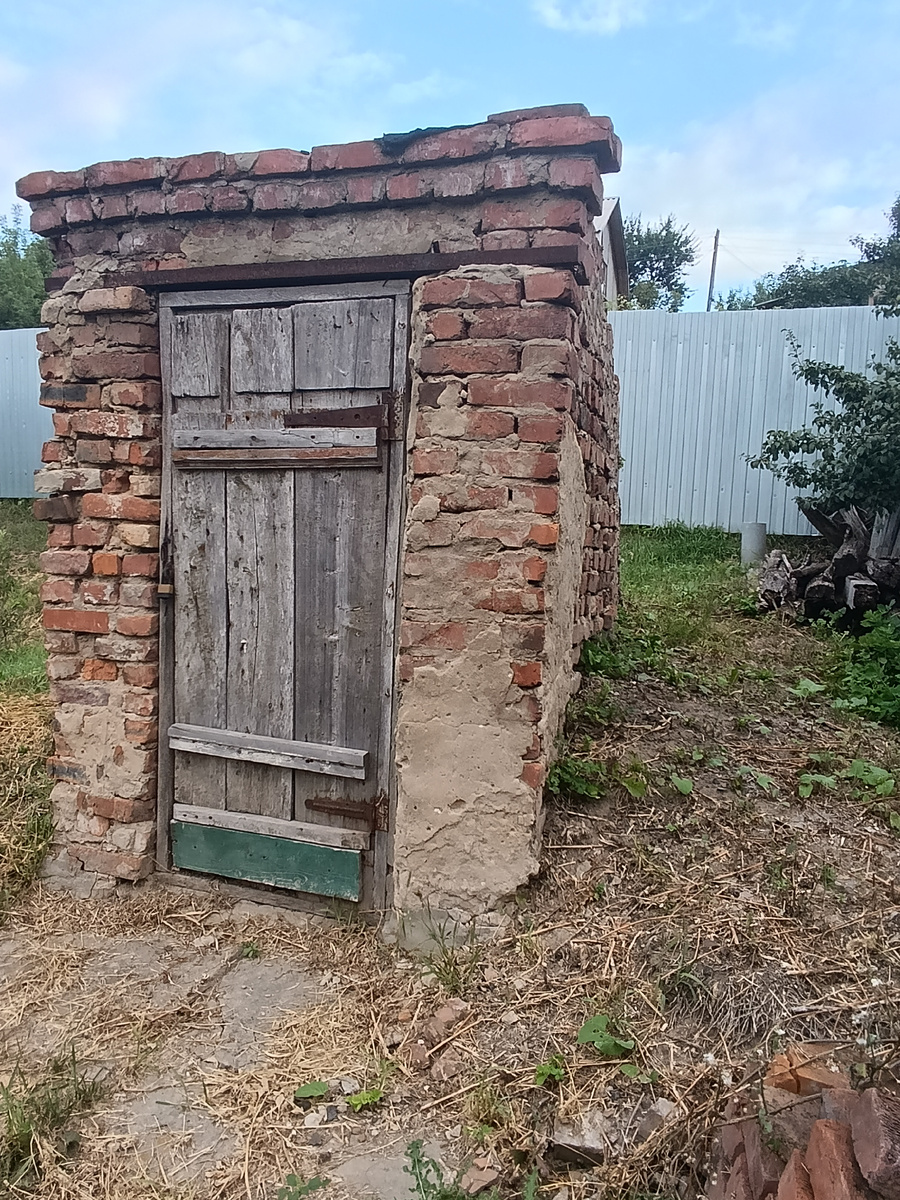 Наш старенький подвал на даче вряд-ли может служить убежищем