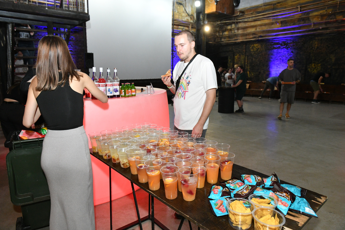 Гостей даже подкармливаем, например, пиццей