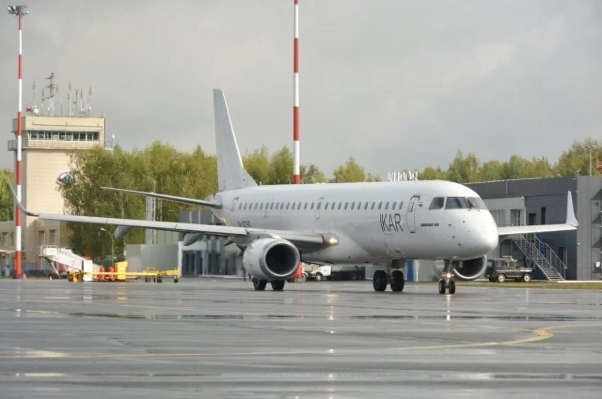    Вылет воздушного судна в Санкт-Петербург задерживается минимум на два часа.