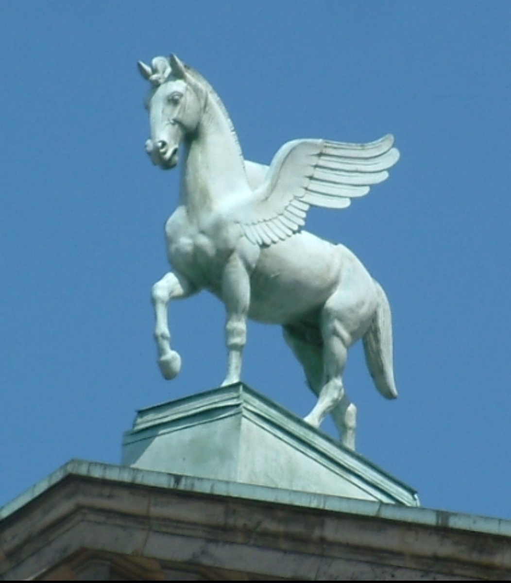 Скульптура пегаса на здании оперного Большого театра имени Станислава Монюшко (архитектор Макс Литтман, 1910 год) в Познани. По замыслу архитектора, композиционно объединяется с художественным фонтаном перед театром, представляющим источник Иппокрены