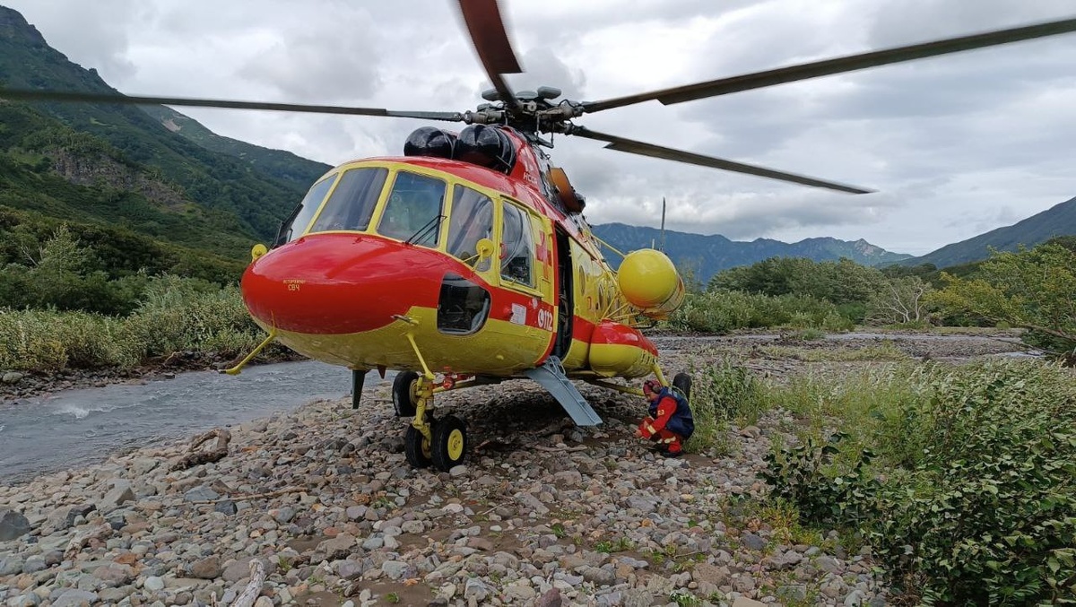     Ми-8 забирает пострадавшего туриста на Камчатке / Ростех