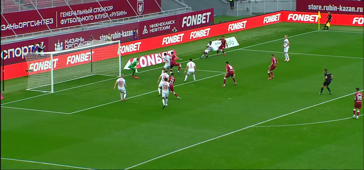 Тесленко с передачи Вуячича попытался пробить пяткой.