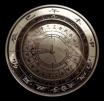 Собственно, циферблат. На наружном кругу обозначенные названия восточных знаков зодиака (с верхнего по часовой стрелке: лошадь, коза, обезьяна, петух, собака, свинья, крыса, бык, тигр, кот (кролик), дракон и змея), а по внутреннему цифры. Да, именно отсюда пошли японские выражения про "час крысы" (полночь), "час лошади" (рассвет) и так далее.