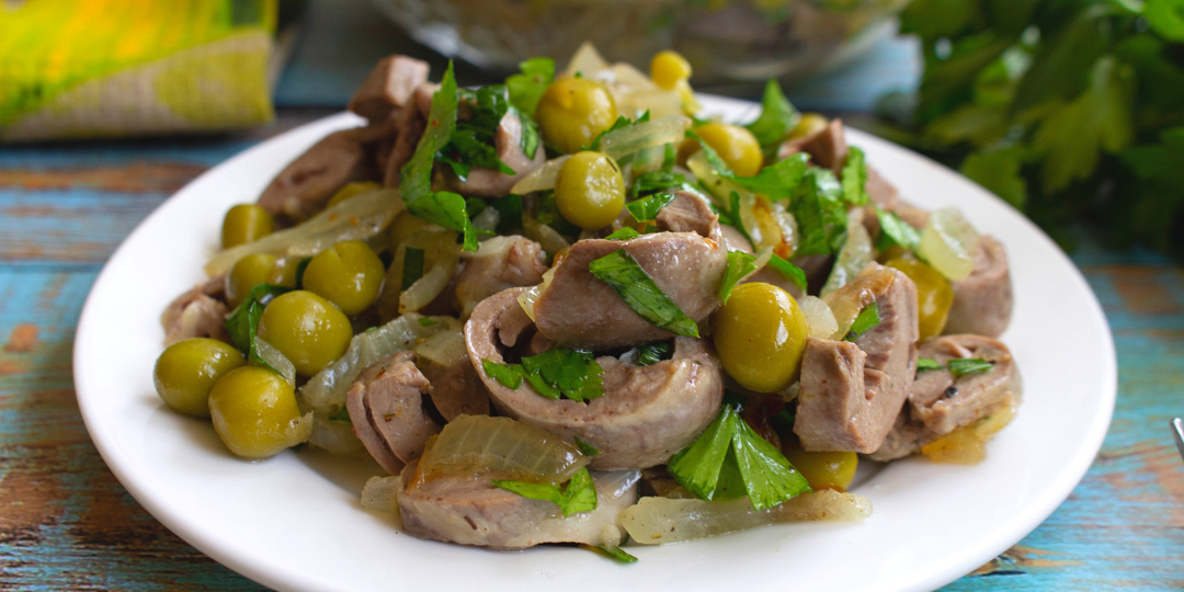 Салат с куриными сердечками и зеленым горошком