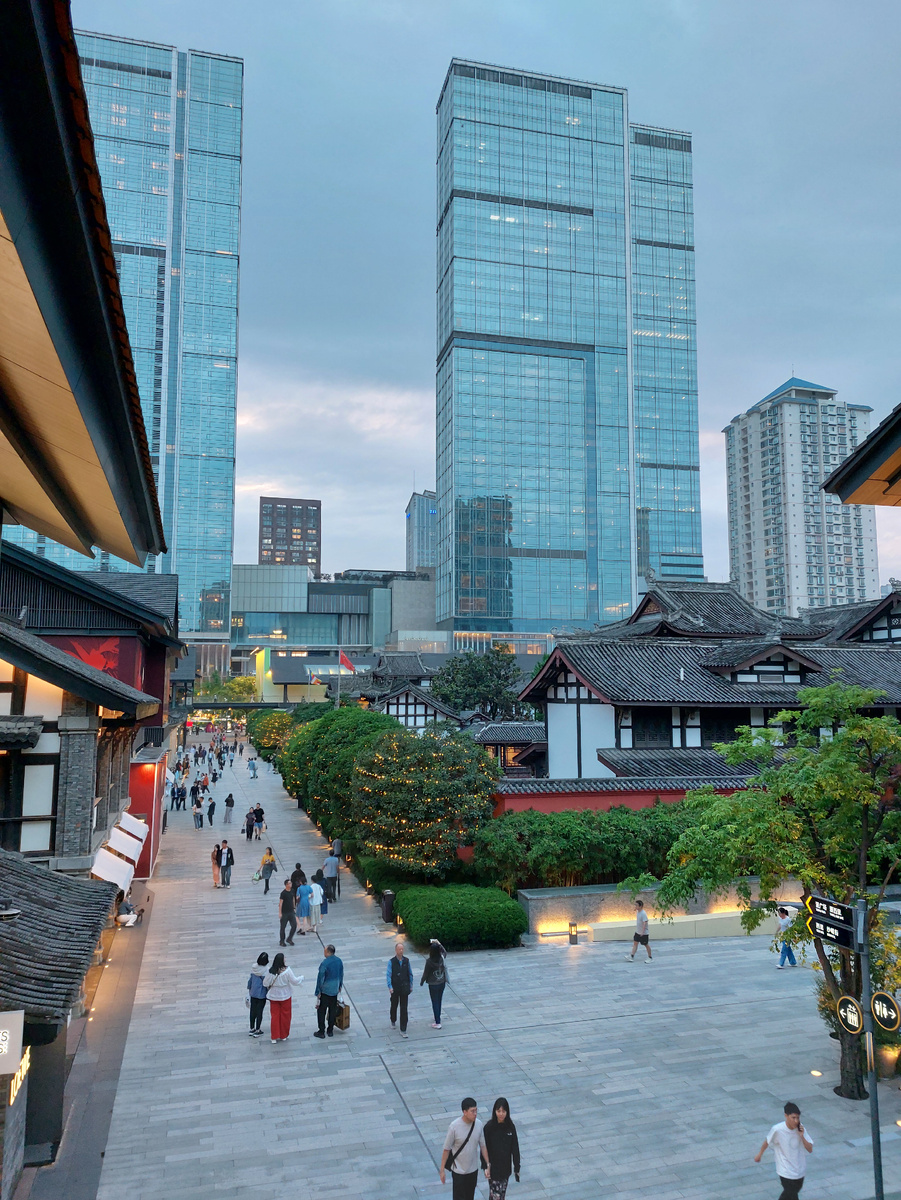 Торговый центр Taikoo Li Chengdu (太古里) и буддийский храм Дацысы (大慈寺)