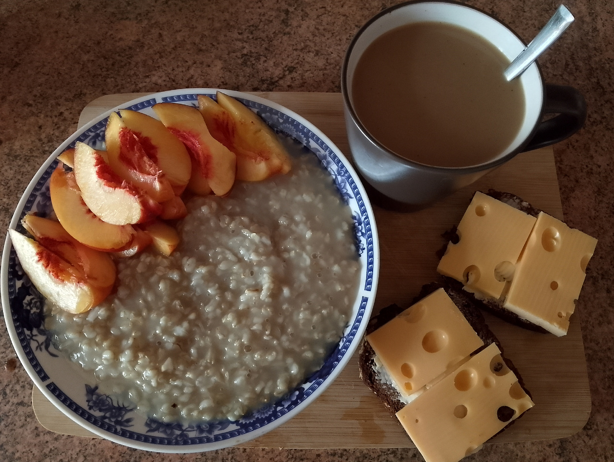 Традиционный завтрак - долгая овсянка с фруктами или сухофруктами, кофе со сгущенкой (обязательно вологодской!) и бутерброды с вологодским маслом и сыром. Сгущенку и масло привожу с собой. Фото автора