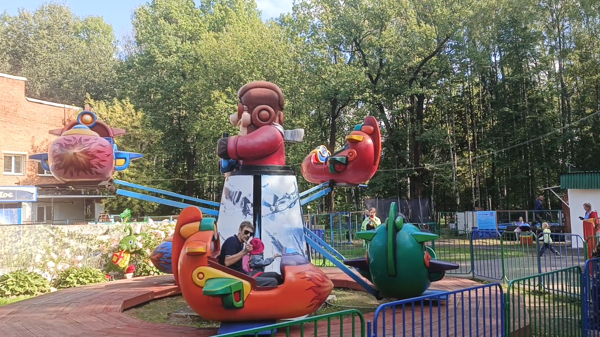 Катаем внучку на самолётике из личного архива