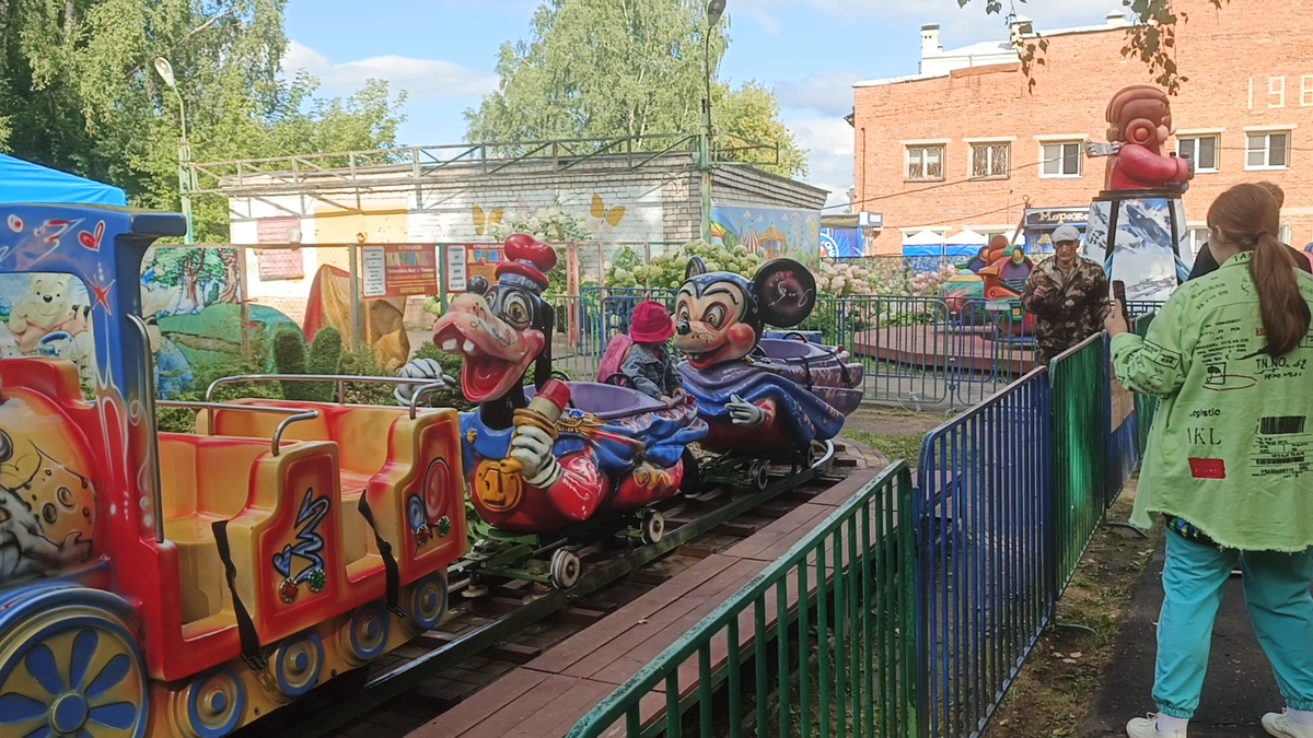 Внучка катается на паровозике из личного архива