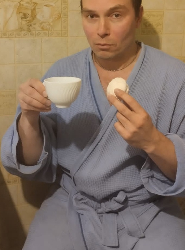 Игорь Черенков, Кирилл 1 (роль вакантна, присылайте ваши фото). В таком прилично-домашнем образе из обычной жизни Игорь явно был далёк от хулигана Кирилла из сезона Стоп-Кадр... 