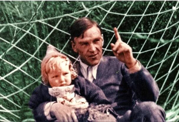 Николай Ганшин с дочерью. Цвет восстановлен.