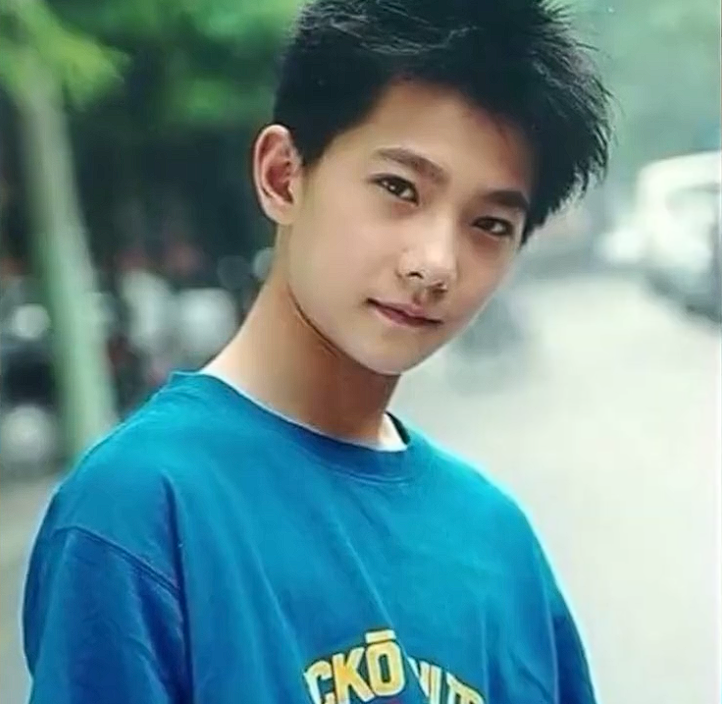 Позирует так, словно уже знает, что станет звездой