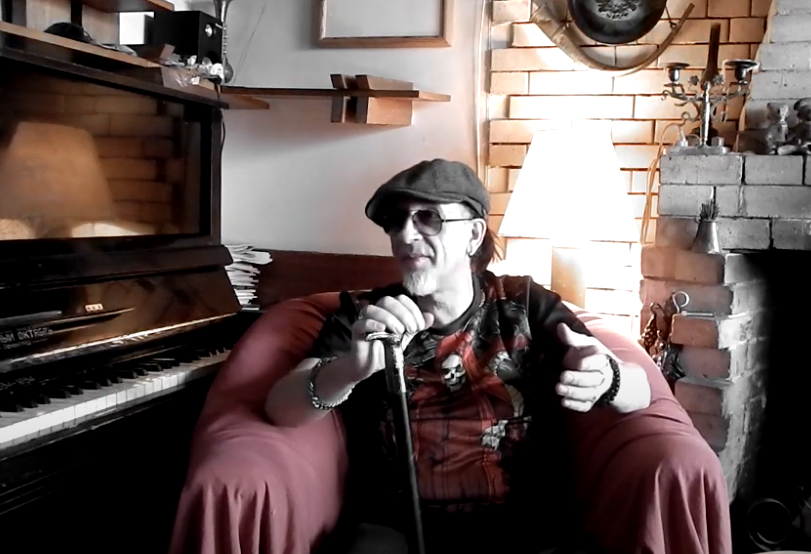 Кирилл Рыбьяков, лидер гр. КООПЕРАТИВ НИШТЯК. Скриншот видеозаписи с ютуб-канала "Еноты в поисках упавшей звезды"