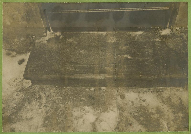 Мойка д. № 92, следы крови на ступеньке, из альбома фотографий «Смерть Григория Распутина» / Фотограф А.О. Дранков (?) / Государственный музей политической истории России / goskatalog.ru