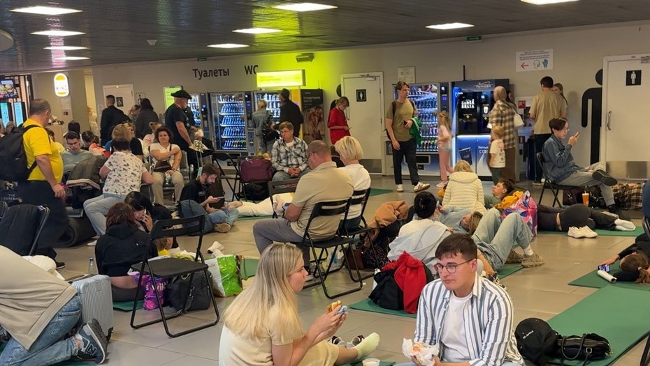    Пассажиры аэропорта Пулково в Петербурге ожидают вылета. Автор фото: t.me/pulkovo_led