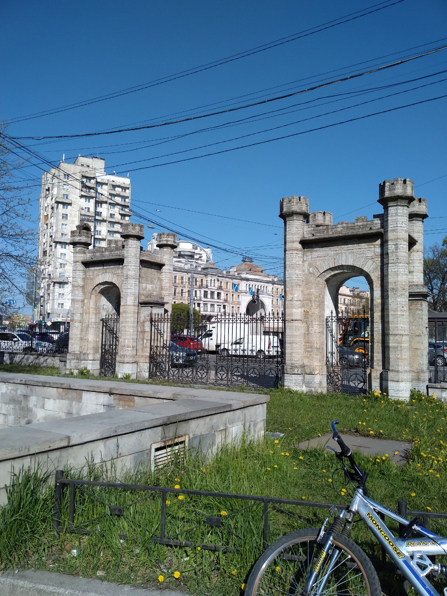 У метро Черная речка. Санкт-Петербург