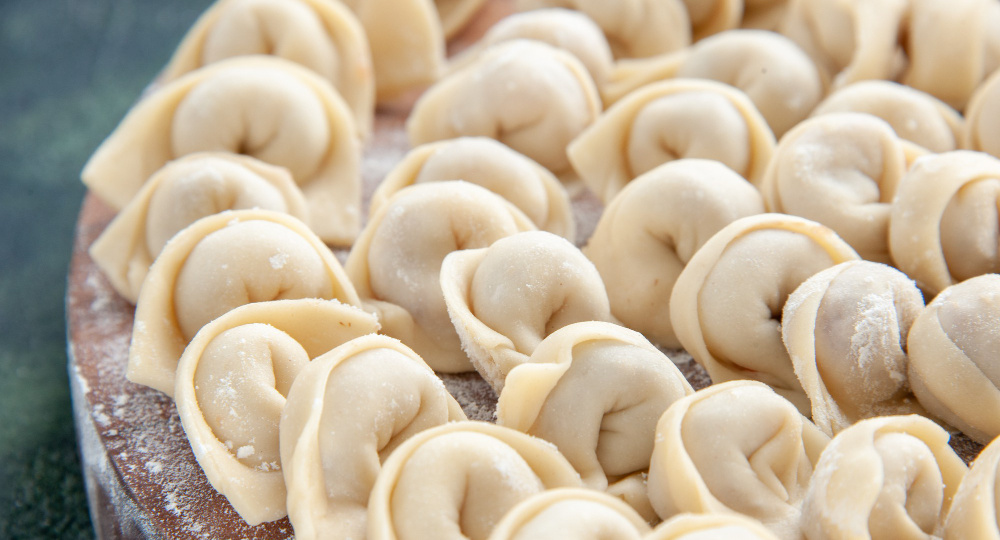 Секрет идеальных пельменей: какой ингредиент делает фарш по-настоящему сочным?