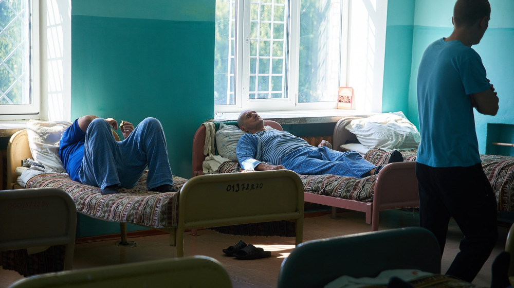    пропавший в лесу парень жив спустя 25 лет и его сестра раскрывает правду