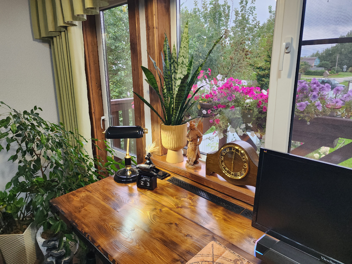 Работать и смотреть на природу — это мечта! Особенно, когда за окном - цветущий сад.