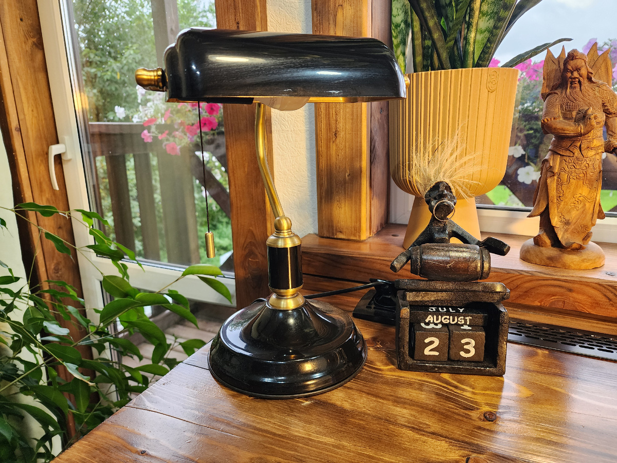 Настольная лампа да вечный календарь - минимальный набор необходимого "декора"))