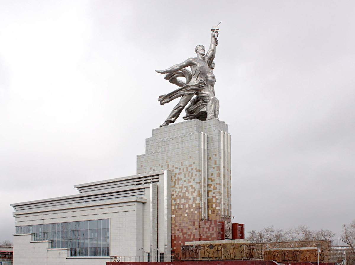 Монумент "Рабочий и колхозница".