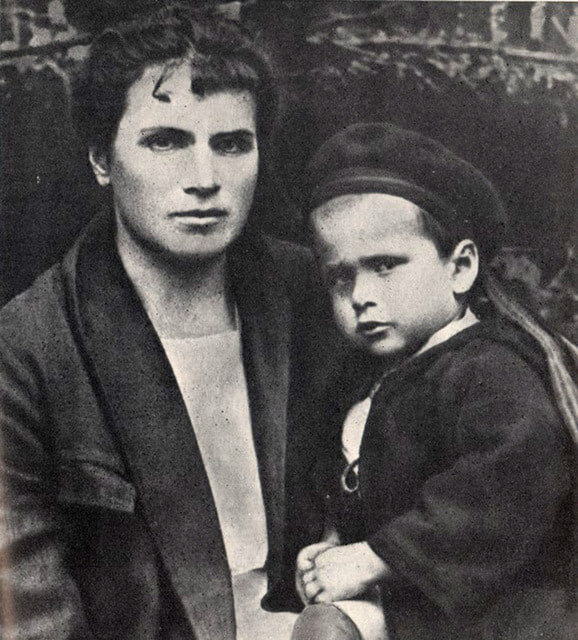 Вера Мухина с сыном Всеволодом.
