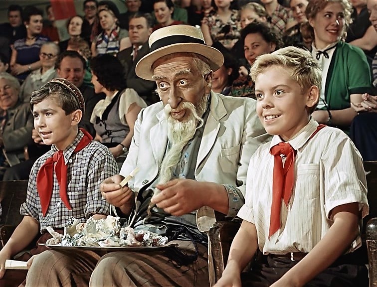 Кадр из фильма "Старик Хоттабыч" (1956). Хоттабыч был сладкоежка, как, кстати, и сам писатель Лазарь Лагин.