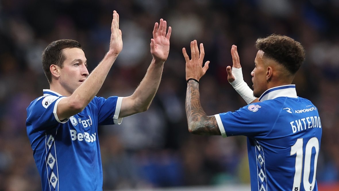    Денис Макаров и Битело празднуют гол в матче 6-го тура РПЛ «Динамо» — «Пари НН» 23 августа.Александр Федоров