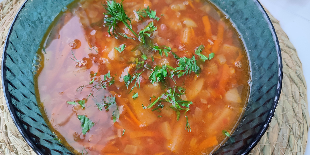 Суп из красной фасоли с болгарским перцем, помидорами и картофелем.