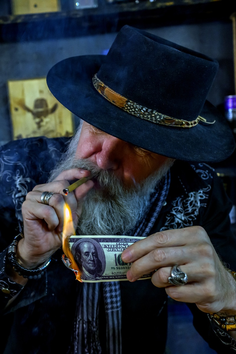 Ковбой нашей фотостудии — Michael White, принимавший участие в данной фотосессии в виде бармена, игрока в карты, друга семьи