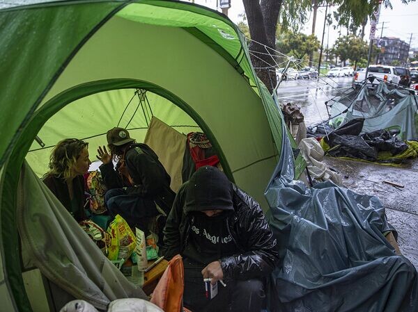    © AP Photo / Damian Dovarganes