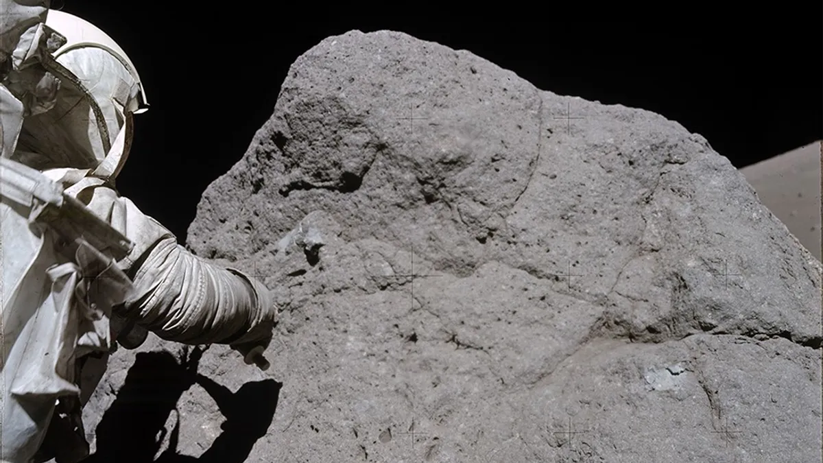 Харрисон Шмитт собирает образцы на Луне. Изображение: NASA/JSC/ASU