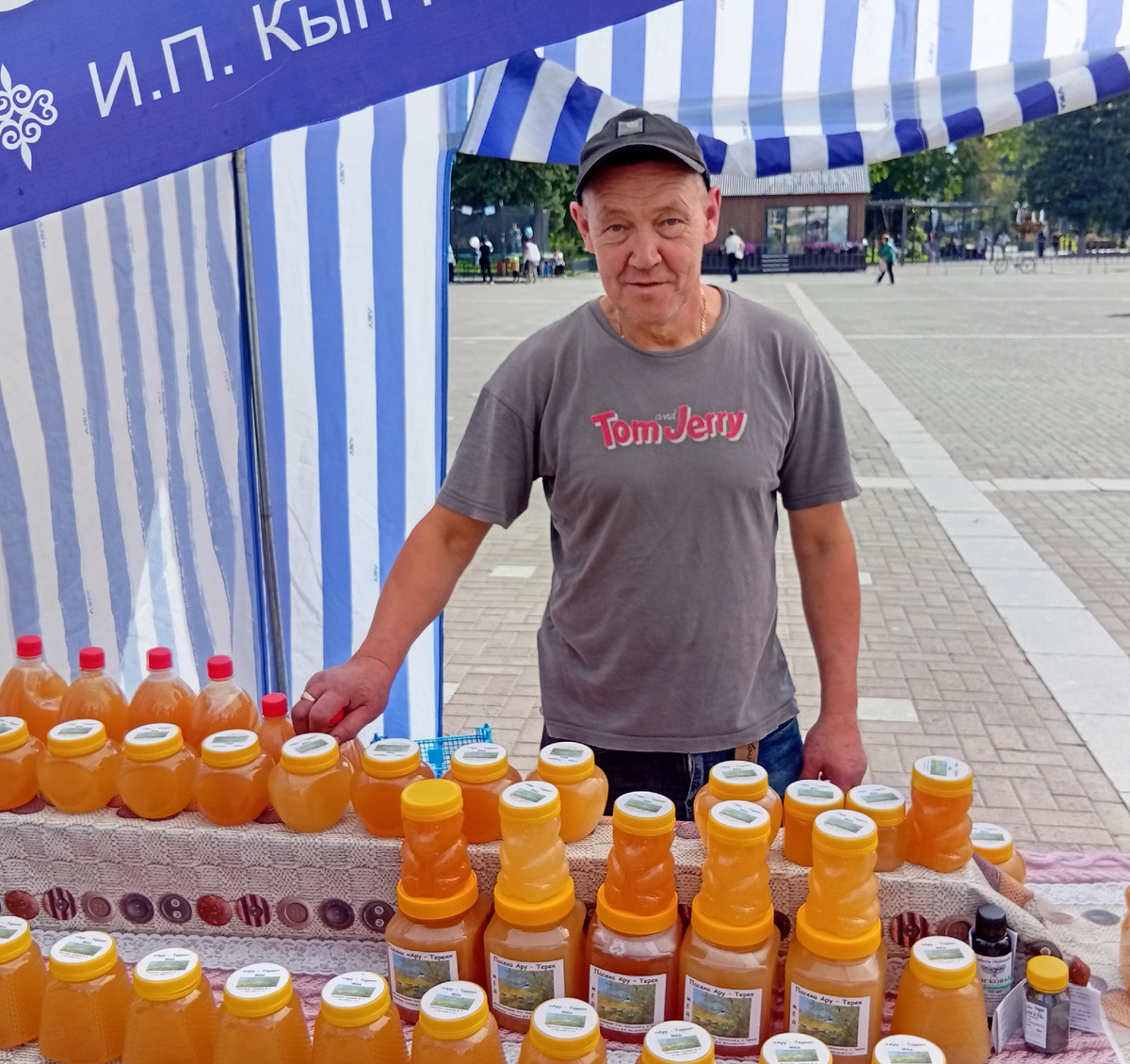 Пчеловод Михаил Смирнов из с.Теректа Усть - Коксинского района привез прославленное теректинское золото! 