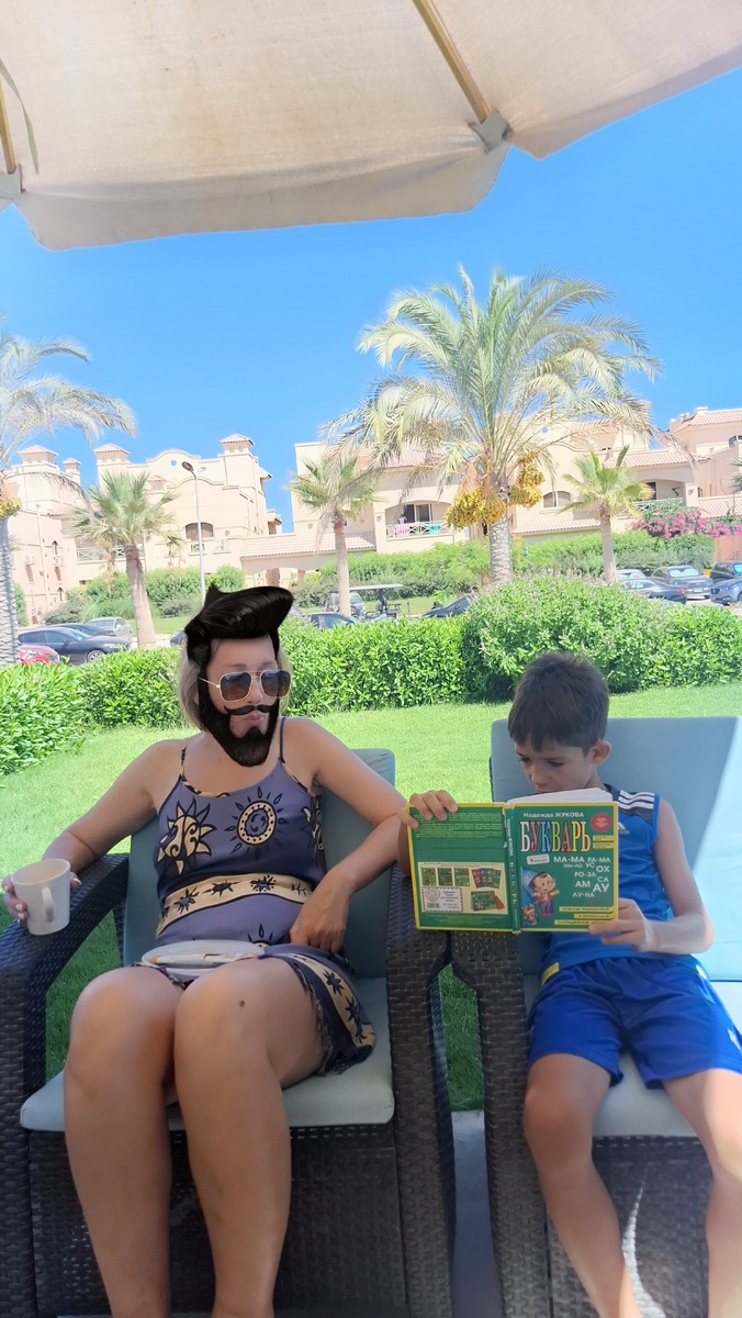 Слева я, кто не признал, справа Юнис