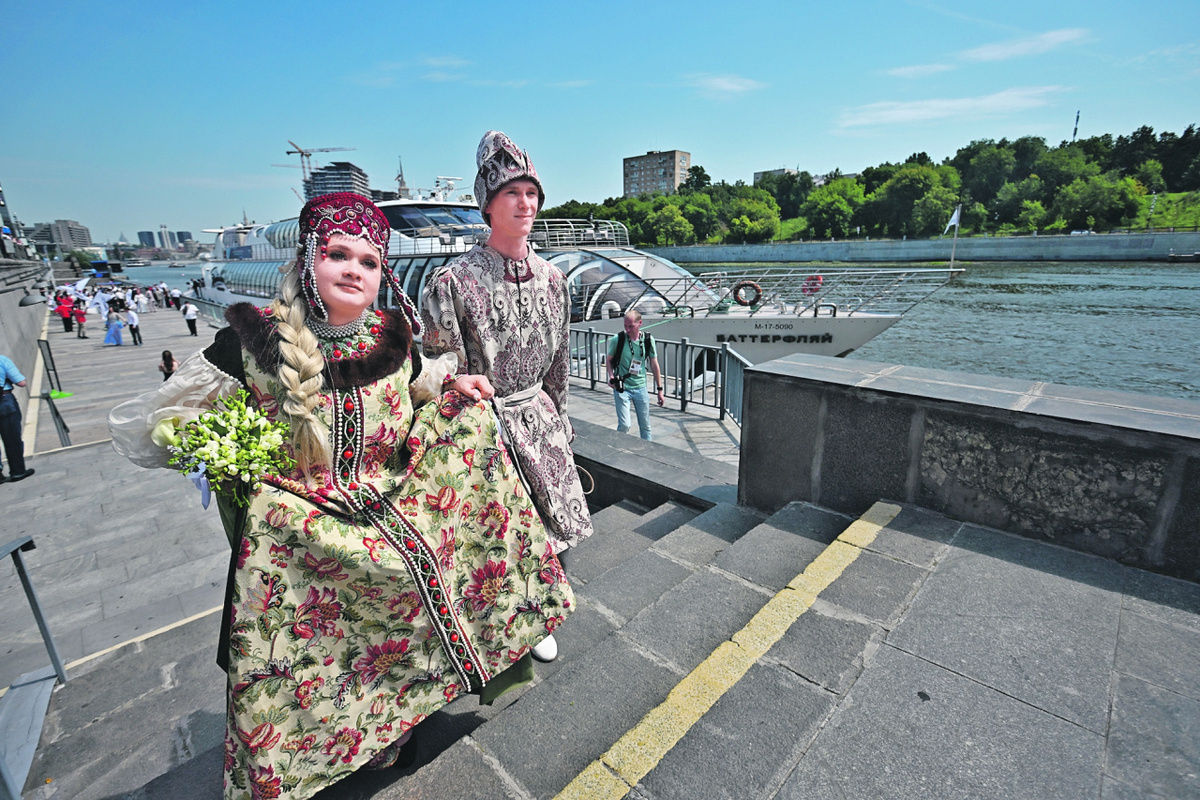 Можно подумать, что костюмы этой пары - музейный экспонат. Но нет - это реальные одежды. Фото: Евгения ГУСЕВА/kpmedia.ru