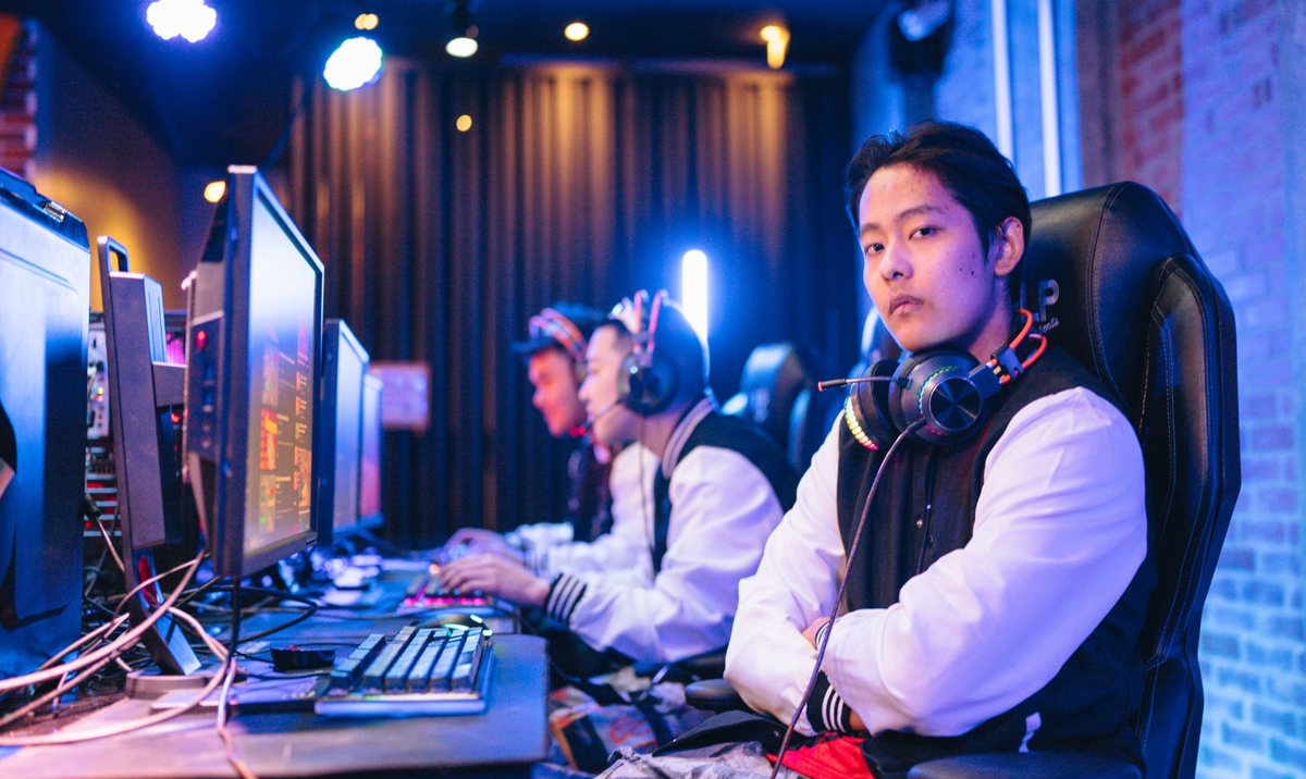 Крутой китаец круто позирует в игровом клубе