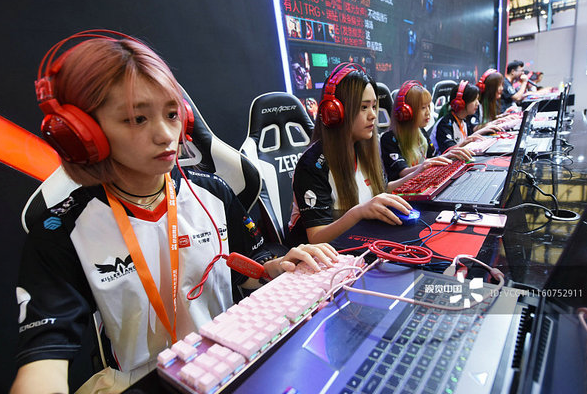 ДЕвчачья киберкоманда тренируется