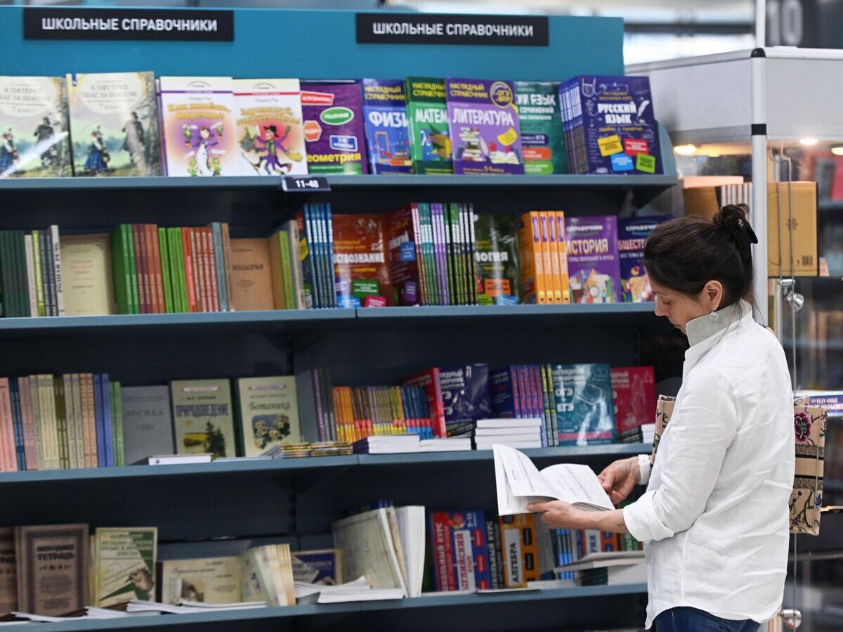    Продажа школьной литературы © РИА Новости / Кирилл Каллиников