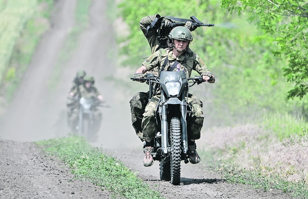 Стремительные броски мотоциклистов вызывают панику у врага. Фото: Станислав Красильников/РИА Новости