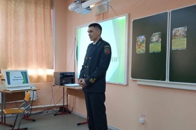    Лесинспекторы регулярно встречаются со школьниками и рассказывают, как надо вести себя в лесу. Фото: Из личного архивa/ Егор Уртигешев