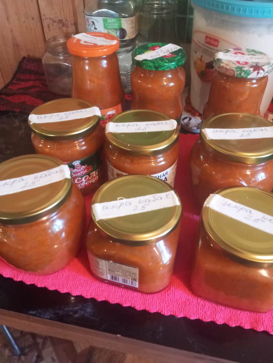 На 3 кг очищенных кабачков:     5  моркови, 5 луковиц, 5 помидор ( или 200 гр томат. пасты) ,  острый стручковый перец 1-2 шт, соль, сахар, молотый кориандр, сушёный молотый чеснок, уксус, масло раст.   .варить 1-1,5 час.              Зимой  с черным Бородинским хлебом и сладким чаем!!!! Всем здоровья и удачи!