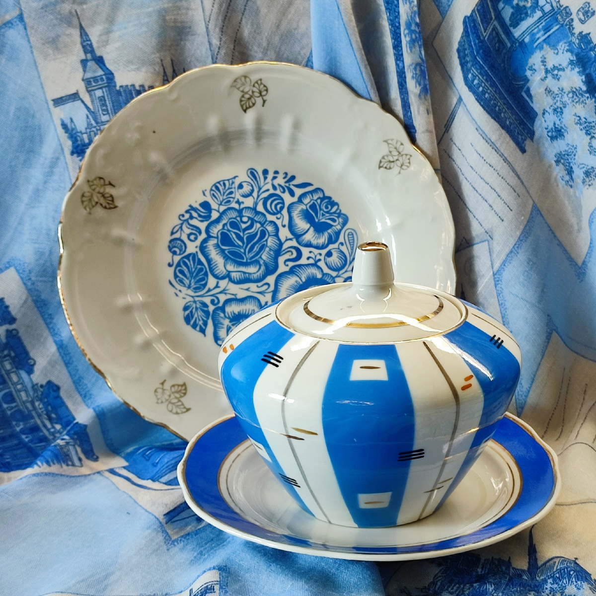 Еще и с Барановкой поделились краской, чтобы там синие розы нарисовали!