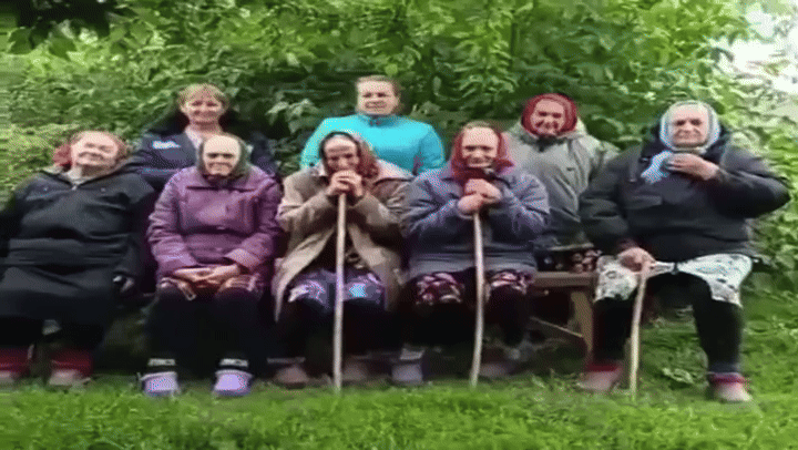    Старушки сели в ряд, чтобы рассказать о своих бедах. Видео: ТГ-канал KurskAnomalia