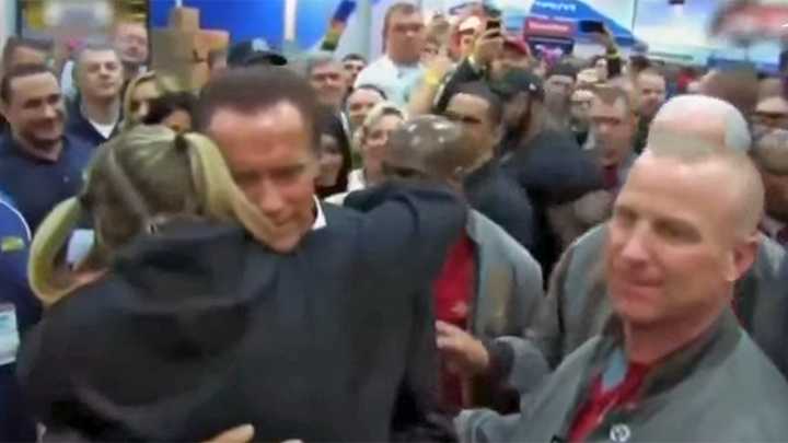    Шварценеггер обещал Марьяне "лично заняться" проблемами детей Донбасса, но слова так и не сдержал. Скриншот видео vk.com