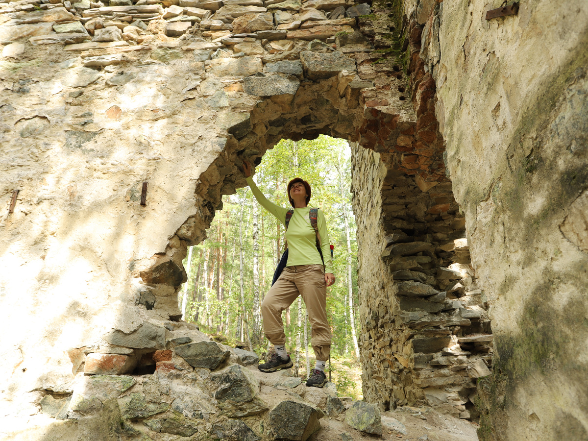 Руины старой асбестовой фабрики в лесу