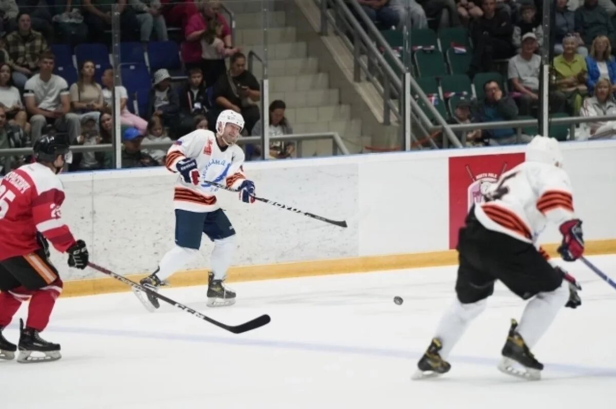    Матч легенд хоккея и сборной Иркутской области завершился со счетом 10:10